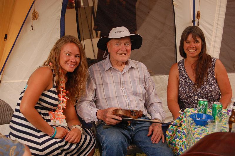 wei_5255.jpg - L-R: Granddaughter Amber, Gene & daughter Linda